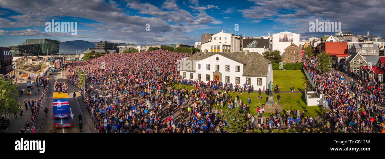 Tausende begrüßen die isländischen Fußball-Nationalmannschaft nach einem viel erfolgreiche UEFA Euro 2016 Wettbewerb, Reykjavik, Island Stockfoto