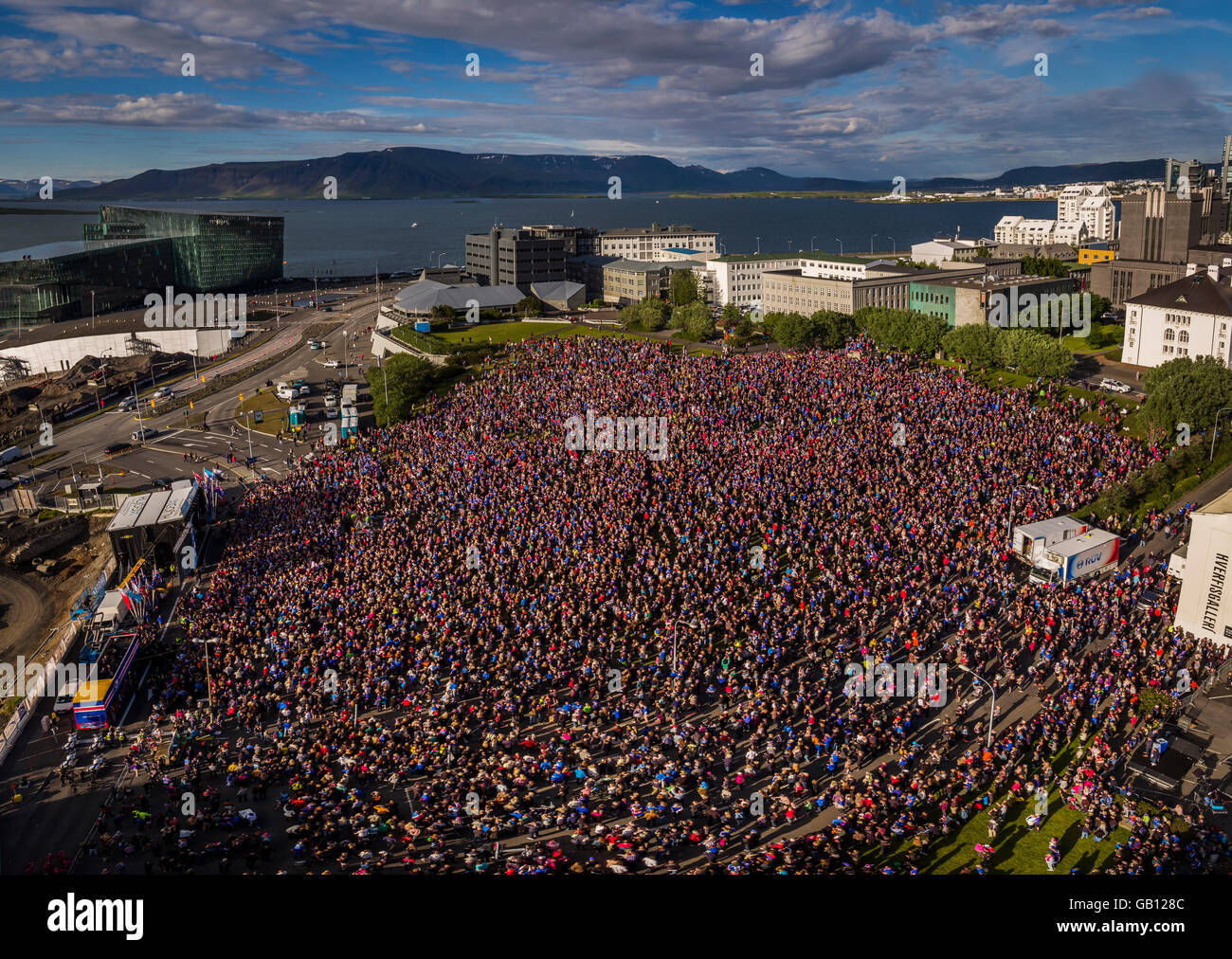 Tausende begrüßen die isländischen Fußball-Nationalmannschaft nach einem viel erfolgreiche UEFA Euro 2016 Wettbewerb, Reykjavik, Island Stockfoto