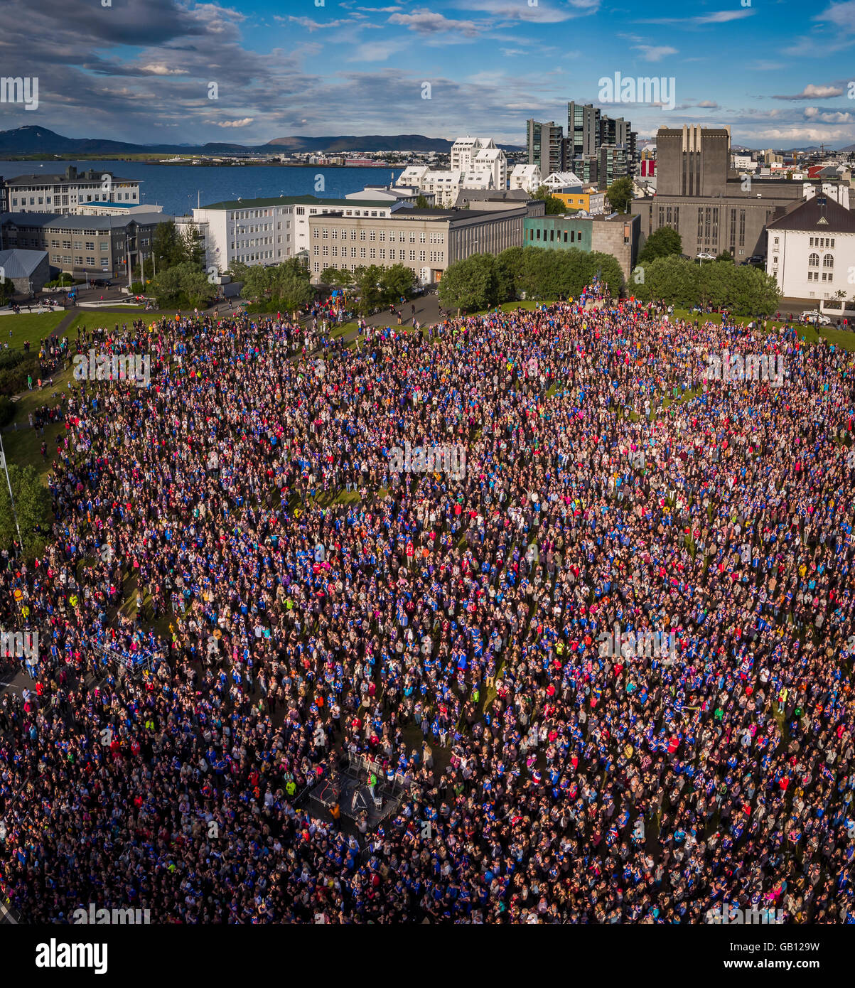 Tausende begrüßen die isländischen Fußball-Nationalmannschaft nach einem viel erfolgreiche UEFA Euro 2016 Wettbewerb, Reykjavik, Island Stockfoto