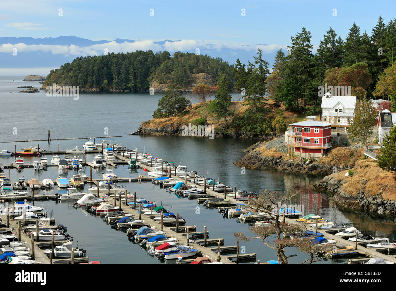 Boote vertäut am Cheanuh Bay Marina und Bailey Palette der Olympic Mountains-Becher Bay, British Columbia, Kanada. Stockfoto