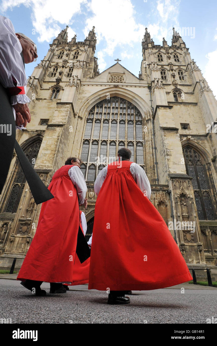 Eine Parade von Geistlichen macht sich auf den Weg zur Kathedrale von Canterbury für den Sonntagsgottesdienst für die Mitglieder der Lambeth-Konferenz. Stockfoto
