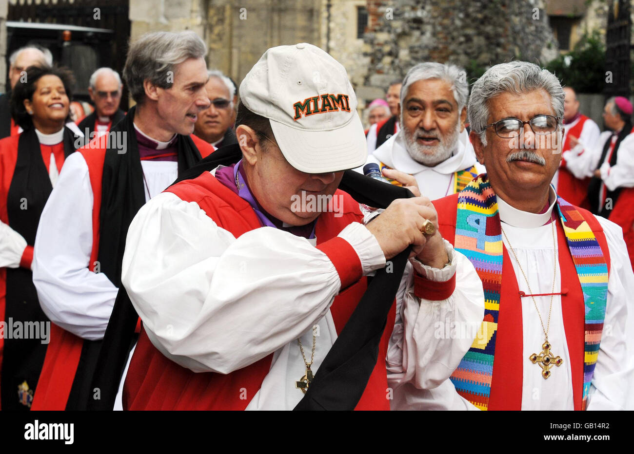Eine Parade von Geistlichen macht sich auf den Weg zur Kathedrale von Canterbury für den Sonntagsgottesdienst für die Mitglieder der Lambeth-Konferenz. Stockfoto
