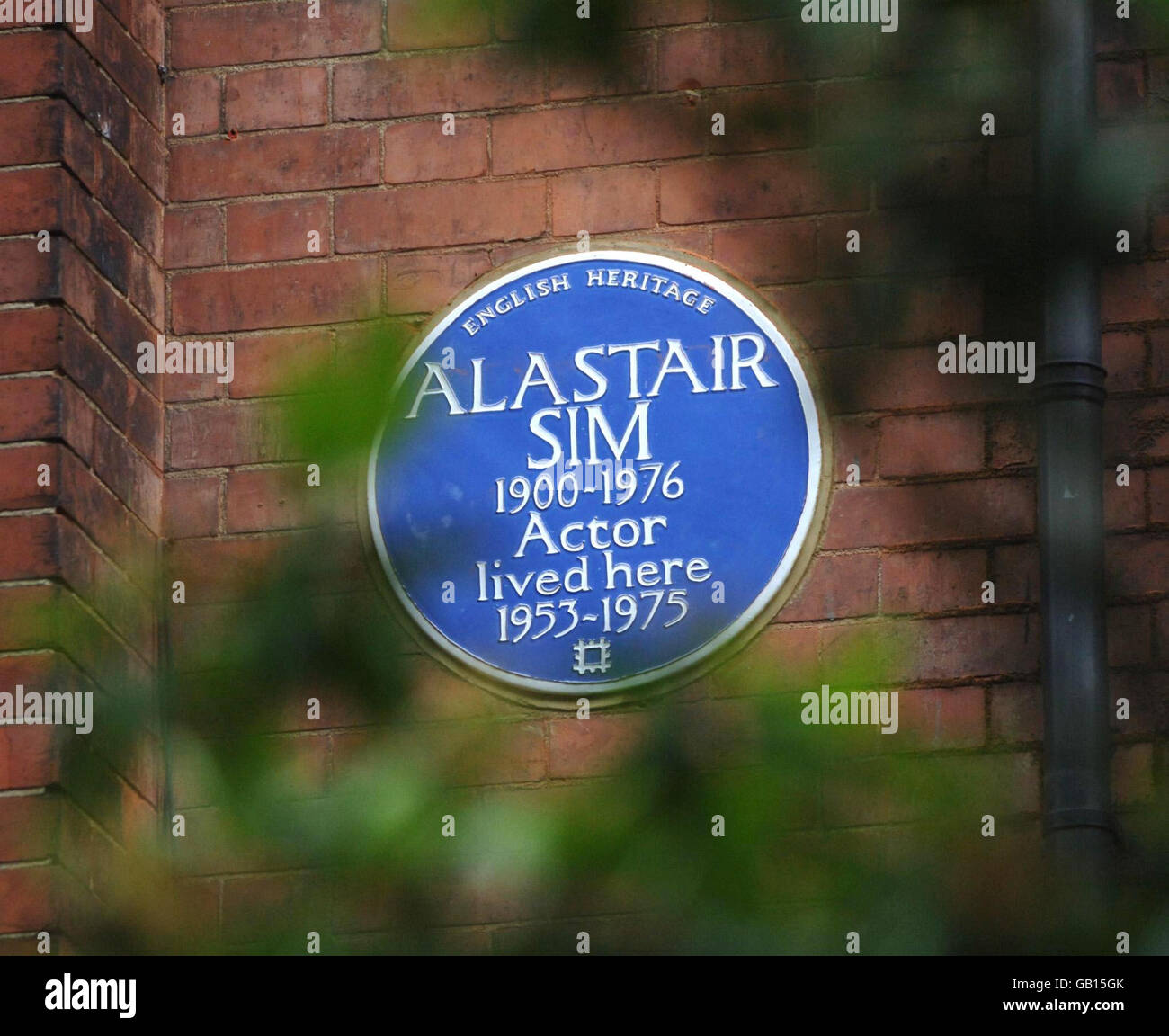 Eine englische Heritage Blue Plakette in der ehemaligen Residenz des legendären Schauspielers Alastair SIM, die heute in Frognal Gardens, North London, enthüllt wurde. Stockfoto