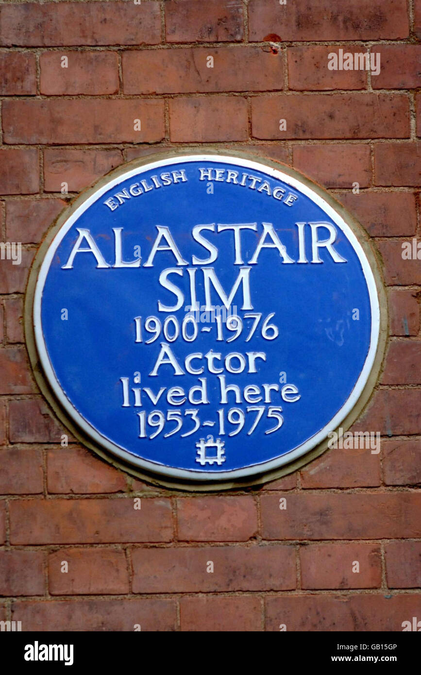 Eine englische Heritage Blue Plakette in der ehemaligen Residenz des legendären Schauspielers Alastair SIM, die heute in Frognal Gardens, North London, enthüllt wurde. Stockfoto