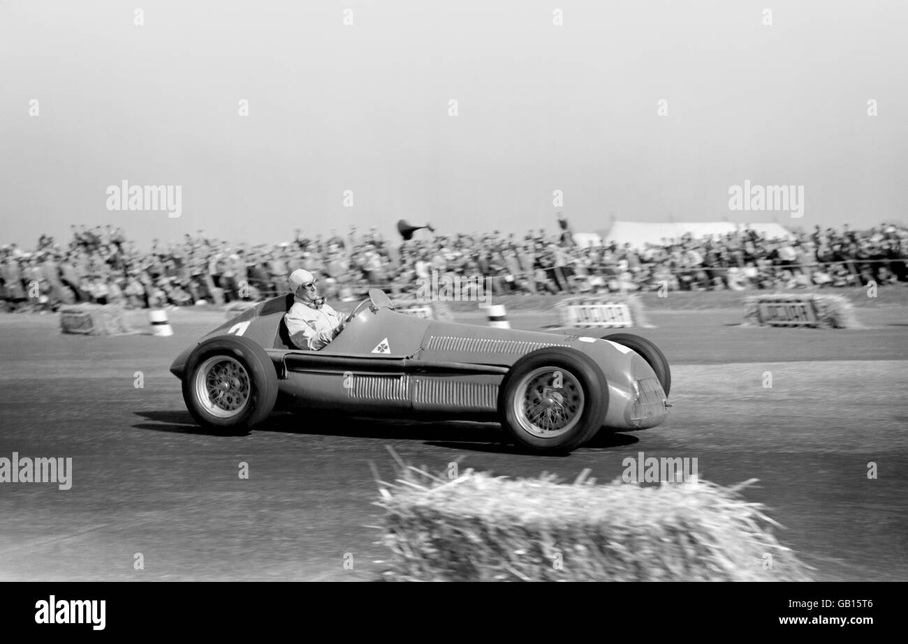Der Italiener Giuseppe Farina in der Schlussphase des Grand Prix von Großbritannien. Sein Alfa Romeo trug ihn zu seinem Jungfernsieg. Er führte Luigi Fagioli und Reg Parnell für einen Alfa Romeo 1,2,3 nach Hause. Stockfoto