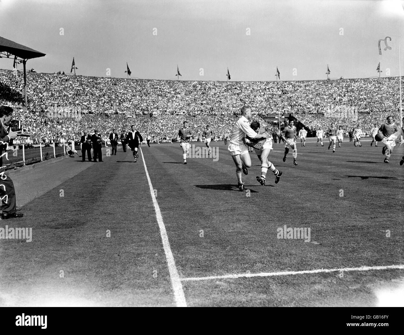 St. Helens' Tom van Vollenhoven (l) führt den Ball nach innen Wie er von Wigans F Griffiths angegangen wird (r) Stockfoto