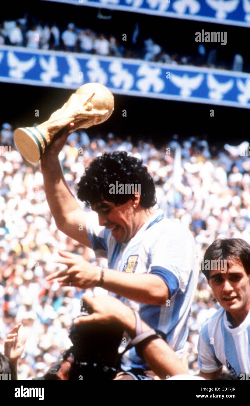 FUSSBALL-WELTMEISTERSCHAFT PR 595. DIEGO MARADONA MIT DER WM, NACHDEM ARGENTINIEN IM FINALE DIE BUNDESREPUBLIK GESCHLAGEN HATTE Stockfoto