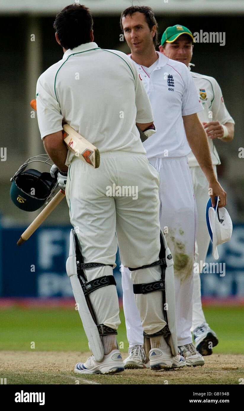 Der englische Kapitän Michael Vaughan schüttelt sich nach dem dritten Testspiel in Edgbaston, Birmingham, die Hände des südafrikanischen Kapitäns Graeme Smith. Stockfoto