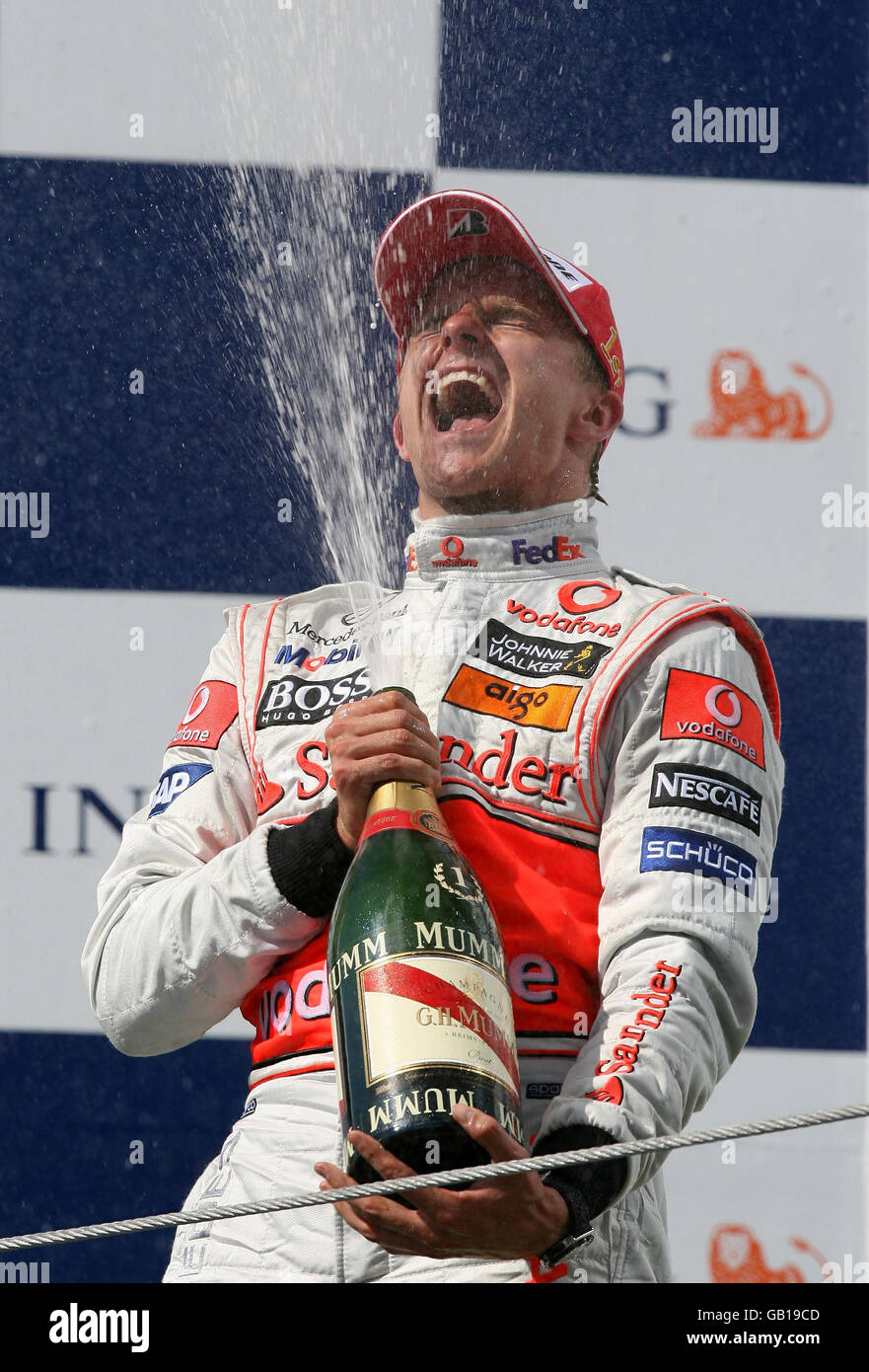Finalnds Heikki Kovalainen feiert seinen Sieg nach dem Großen Preis von Ungarn auf dem Hungaroring, Budapest, Ungarn. Stockfoto