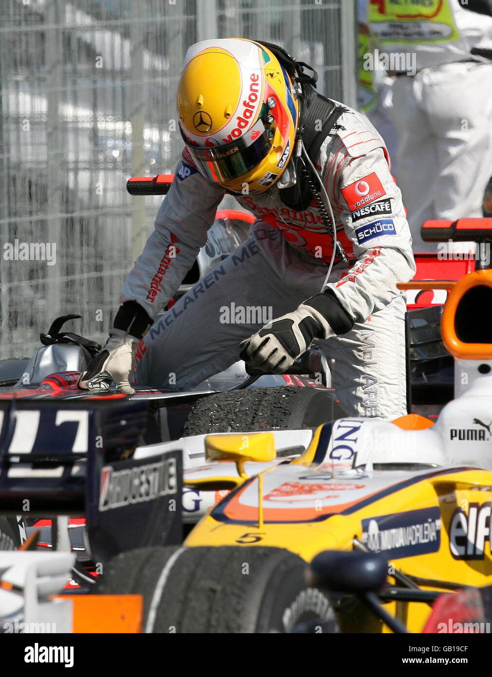 Großbritannien Lewis Hamilton steigt aus seinem Auto nach dem Grand Prix von Ungarn auf dem Hungaroring, Budapest, Ungarn. Stockfoto