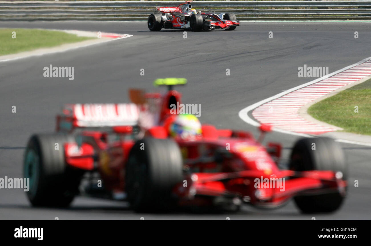 Brasiliens Filipe Massa führt den Briten Lewis Hamilton beim Grand Prix von Ungarn am Hungaroring, Budapest, Ungarn an. Stockfoto