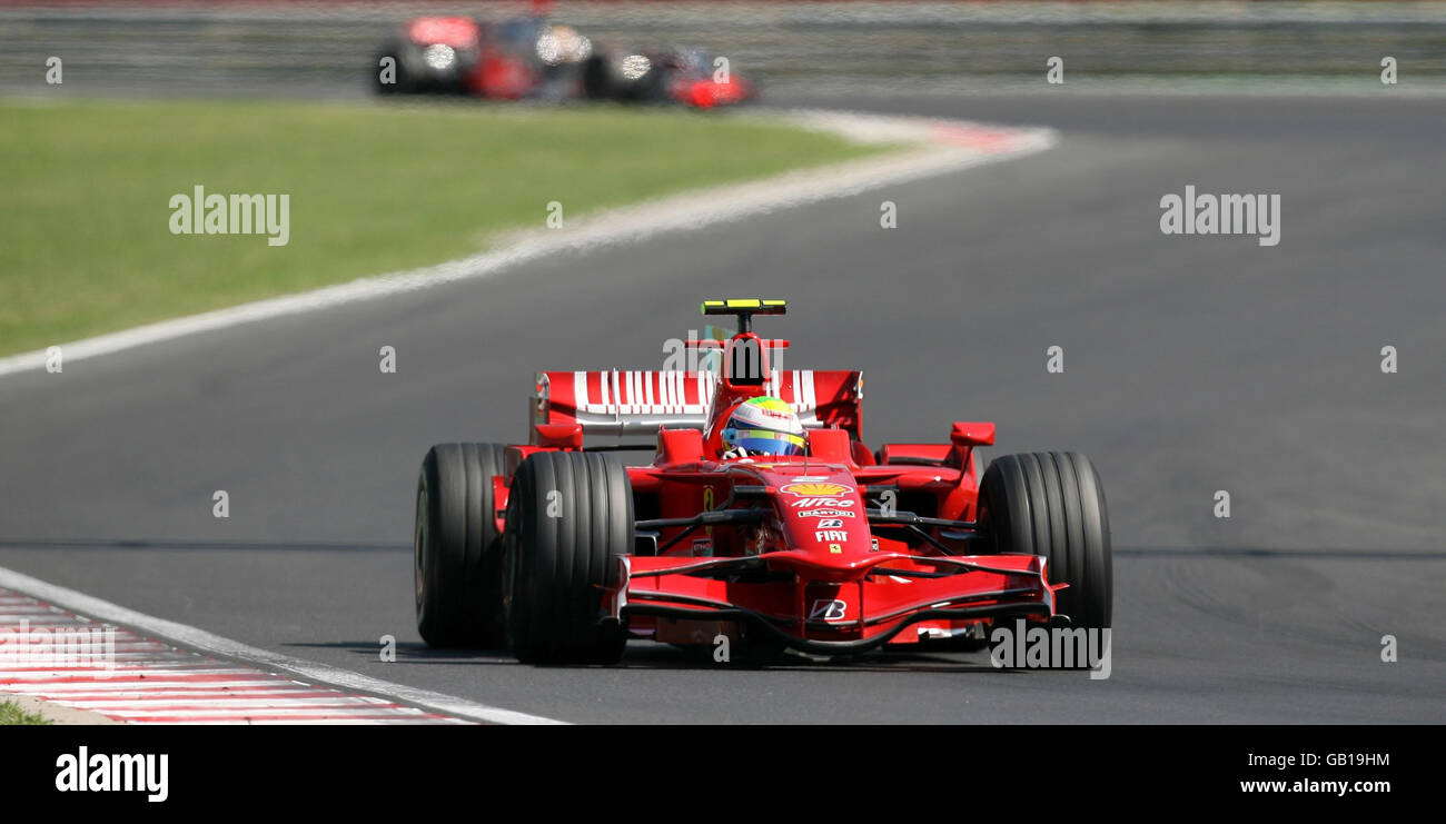 Brasiliens Filipe Massa führt den Briten Lewis Hamilton beim Grand Prix von Ungarn am Hungaroring, Budapest, Ungarn an. Stockfoto