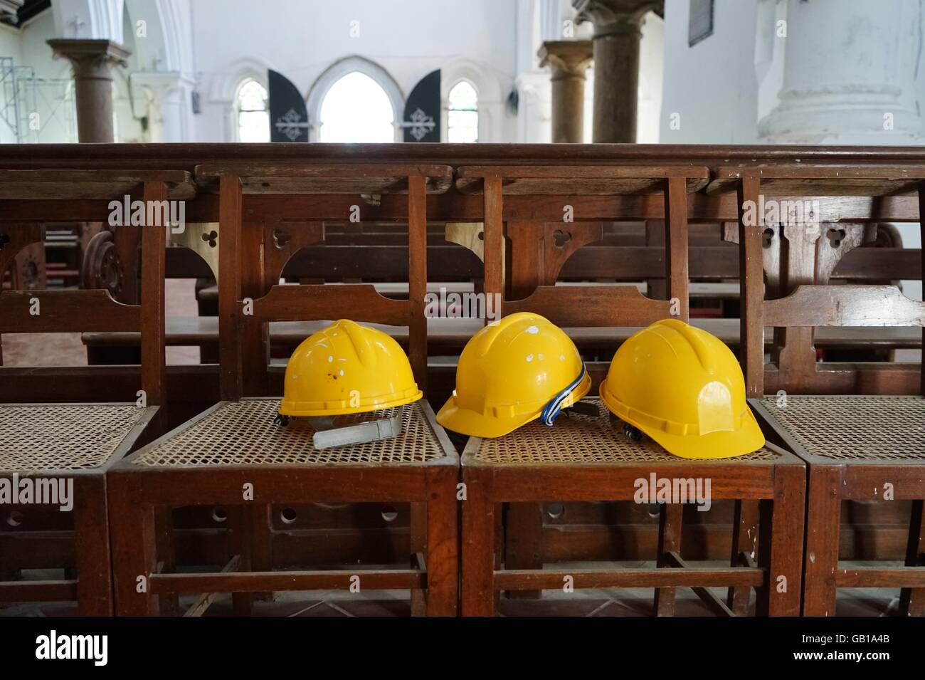 Drei Gelbe Bauarbeiter Sicherheits-Hats in einem Gebäude Stockfoto