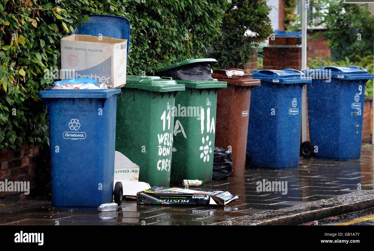 Mülltonnen recyceln. Allgemeine Ansicht der Mülltonnen in Harrow, Middlesex, wo jeder Bewohner drei separate Behälter hat. Stockfoto