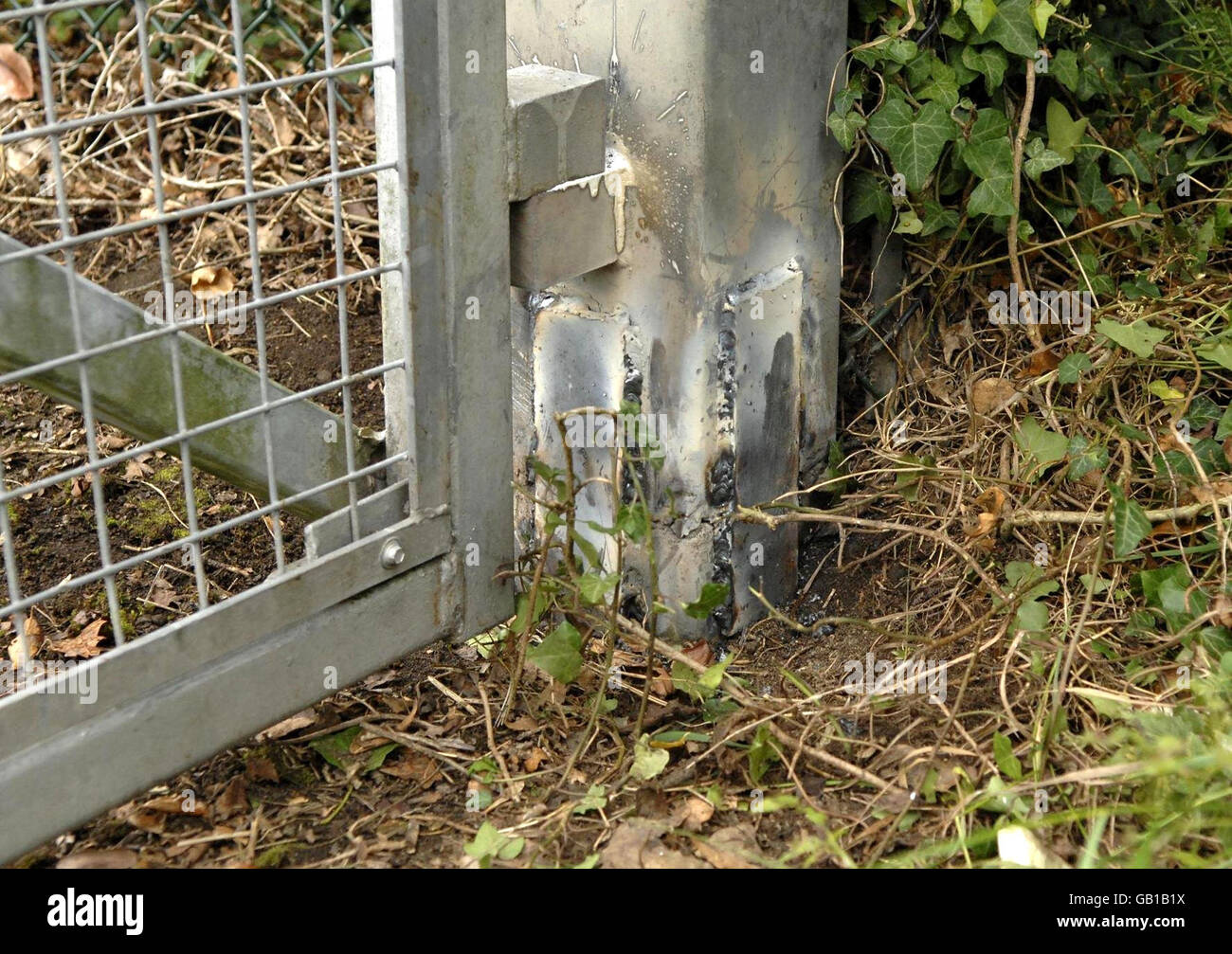 Eine Nahaufnahme der generellen Ansicht des reparierten Sicherheitszauns von RAF Aldergrove in der Nähe von Belfast, der verletzt wurde, als ein Auto durch den Perimeterzaun an der Basis von Co Antrim zerschlagen wurde. Zwei Männer wurden im Zusammenhang mit dem Verbrechen verhaftet. Stockfoto