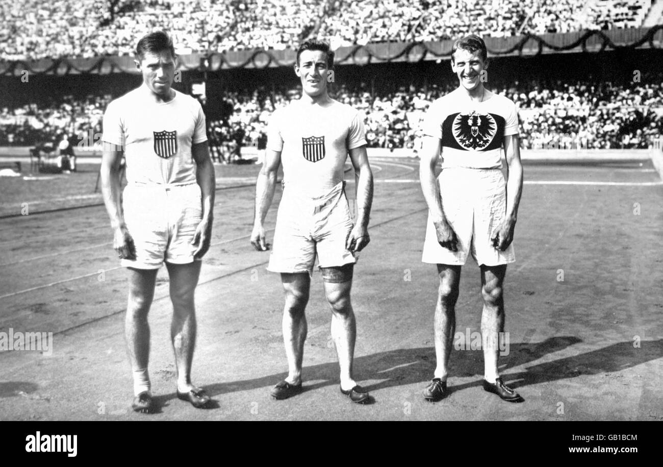 Die Medaillengewinnerinnen im 400-Meter-US-amerikanischen Charles Reidpath (c), der in einer Weltrekordzeit von 48.2 Gold gewann, sein Landsmann Edward Lindberg (l), der Bronze gewann, und der deutsche Hanns Braun (r), der Silber gewann Stockfoto