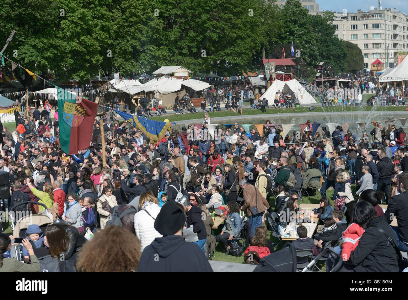 Austragungsort des traditionellen Mittelaltermarkt im Cinquantenaire Park am 14. Mai 2016 in Brüssel überfüllt Stockfoto