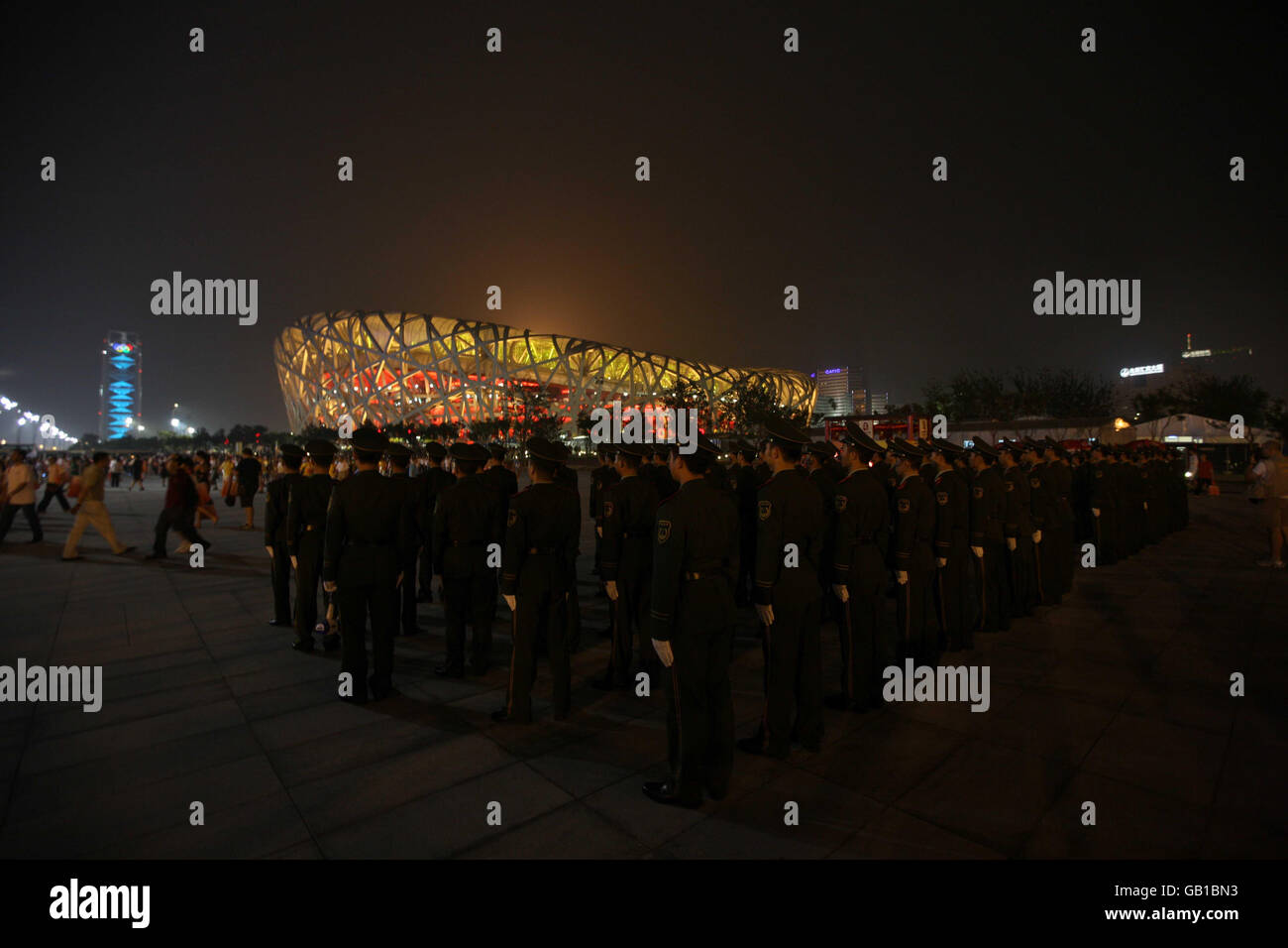 Das Pekinger Nationalstadion wird von einigen Wachen während der Eröffnungszeremonie der Olympischen Spiele 2008 im Nationalstadion in Peking, China, überwacht. Stockfoto