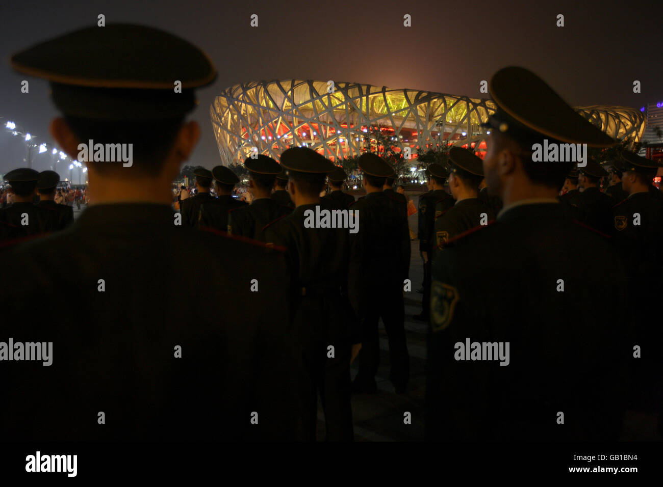 Das Pekinger Nationalstadion wird von einigen Wachen während der Eröffnungszeremonie der Olympischen Spiele 2008 im Nationalstadion in Peking, China, überwacht. Stockfoto