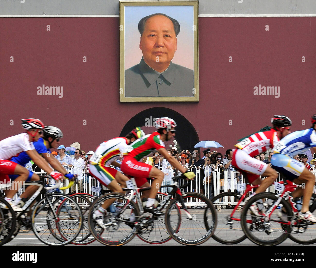Reiter bei den Olympischen Spielen das Mens Road Race überquert den Platz des Himmlischen Friedens und passiert das Porträt des verstorbenen chinesischen Führers Mao Zedong, heute am ersten Tag des Wettbewerbs bei den Olympischen Spielen in Peking. Stockfoto