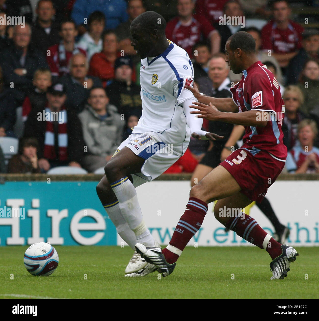 Marcus Wiliams (R) von Scunthorpe stellt sich dem Stürmer Enoch Showunmi von Leeds während des Coca-Cola Football League One Spiels im Glanford Park, Scunthorpe, gegen. Stockfoto