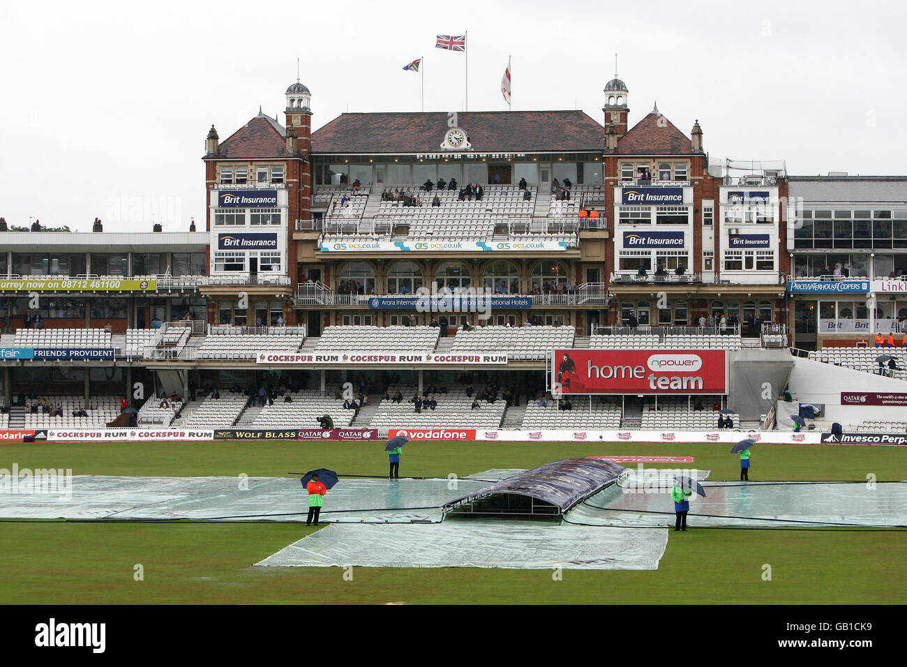 Cricket - npower Vierter Test - Tag drei - England gegen Südafrika - das Brite Oval. Stewards bewachen das Dickicht bei der Regenverzögerung während des vierten Tests im Oval in London. Stockfoto