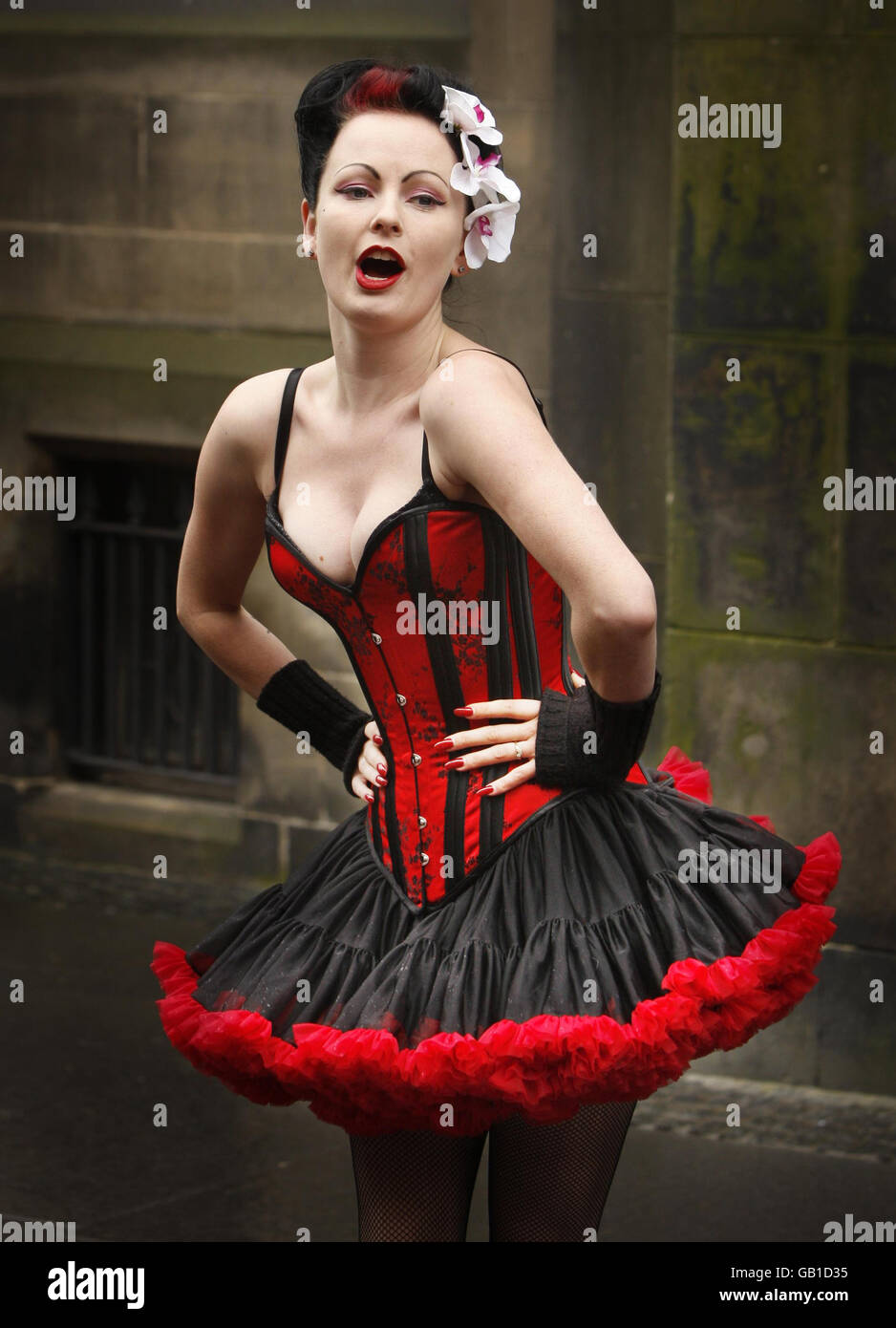 Edinburgh Fringe Festival. Felicity Redman fördert die Edinburgh Fringe Festival Show "die zwei Sopranos", auf der Royal Mile, Edinburgh. Stockfoto