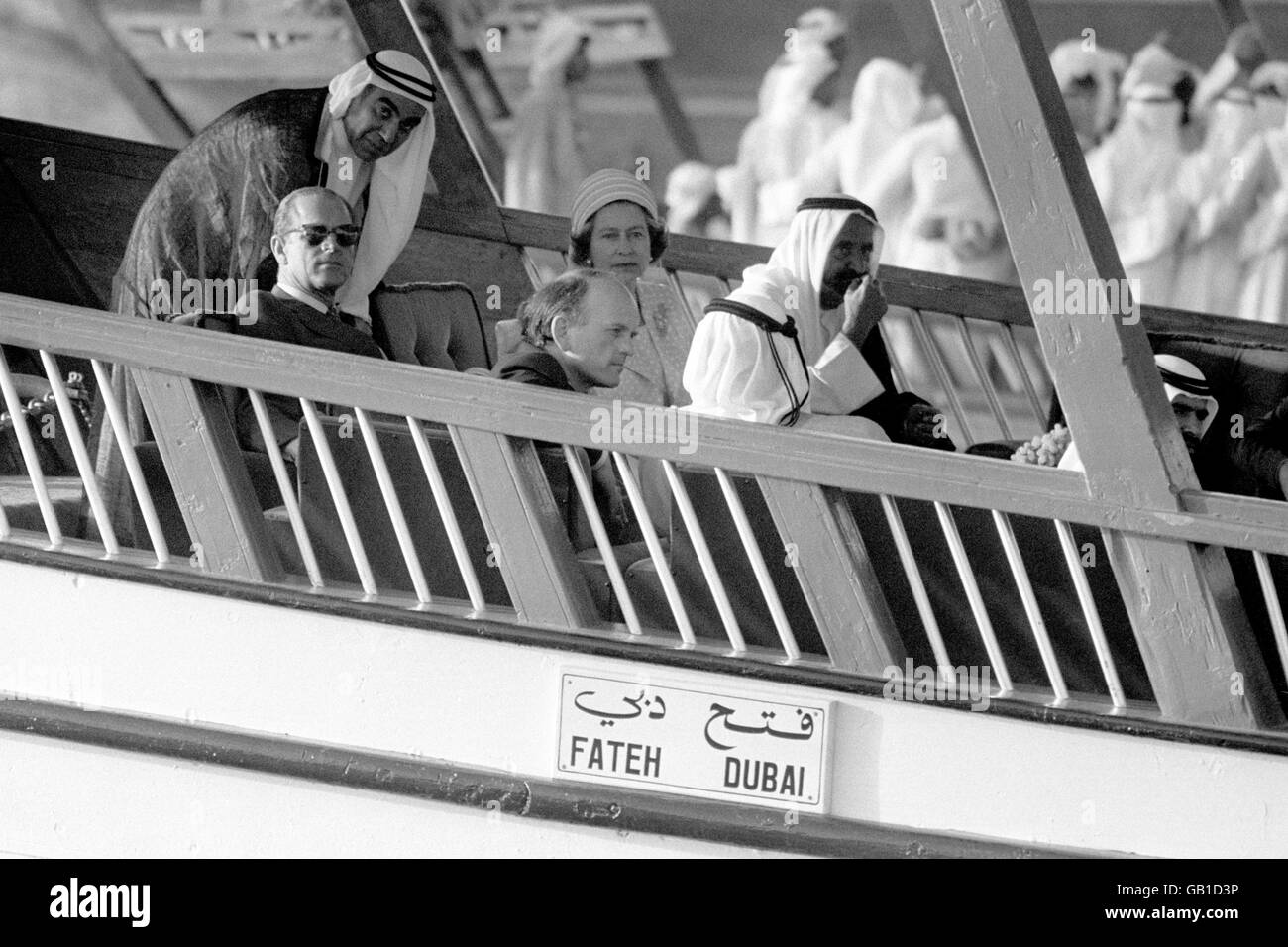 Die Königin und der Herzog segeln in einer arabischen Dhow den Fluss hinunter. Stockfoto