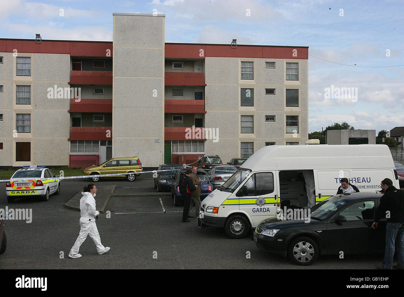 Forensischer Gardai am Schauplatz im Cromcastle Court, Coolock, Dublin, wo ein Mann in den Zwanzigern kurz vor 14 Uhr in der Nähe eines Wohnkomplexes getötet wurde. Stockfoto