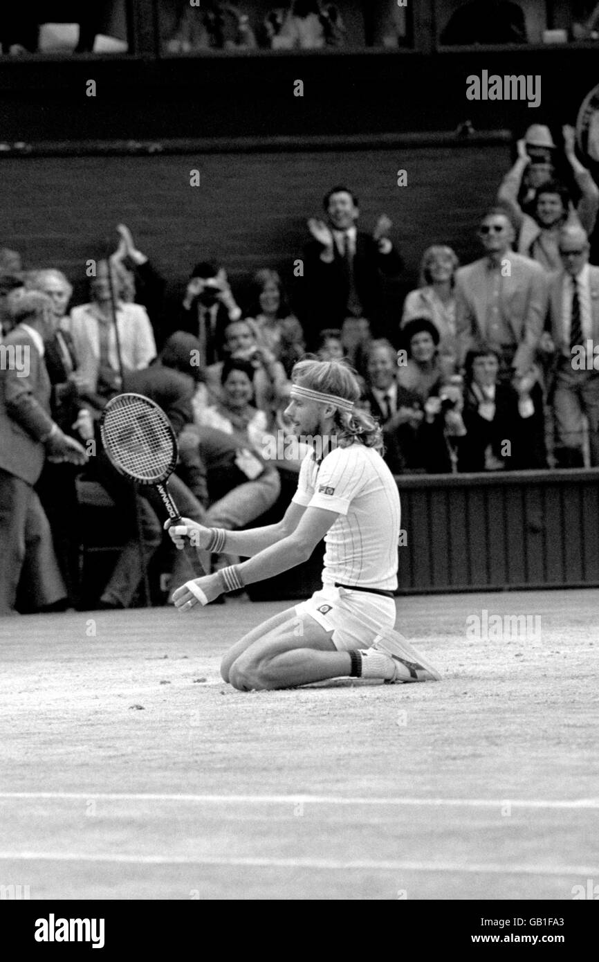 Schwedens Bjorn Borg fällt auf die Knie, nachdem er Amerikaner geschlagen hat John McEnroe gewinnt den Titel der Männer in Wimbledon Stockfoto