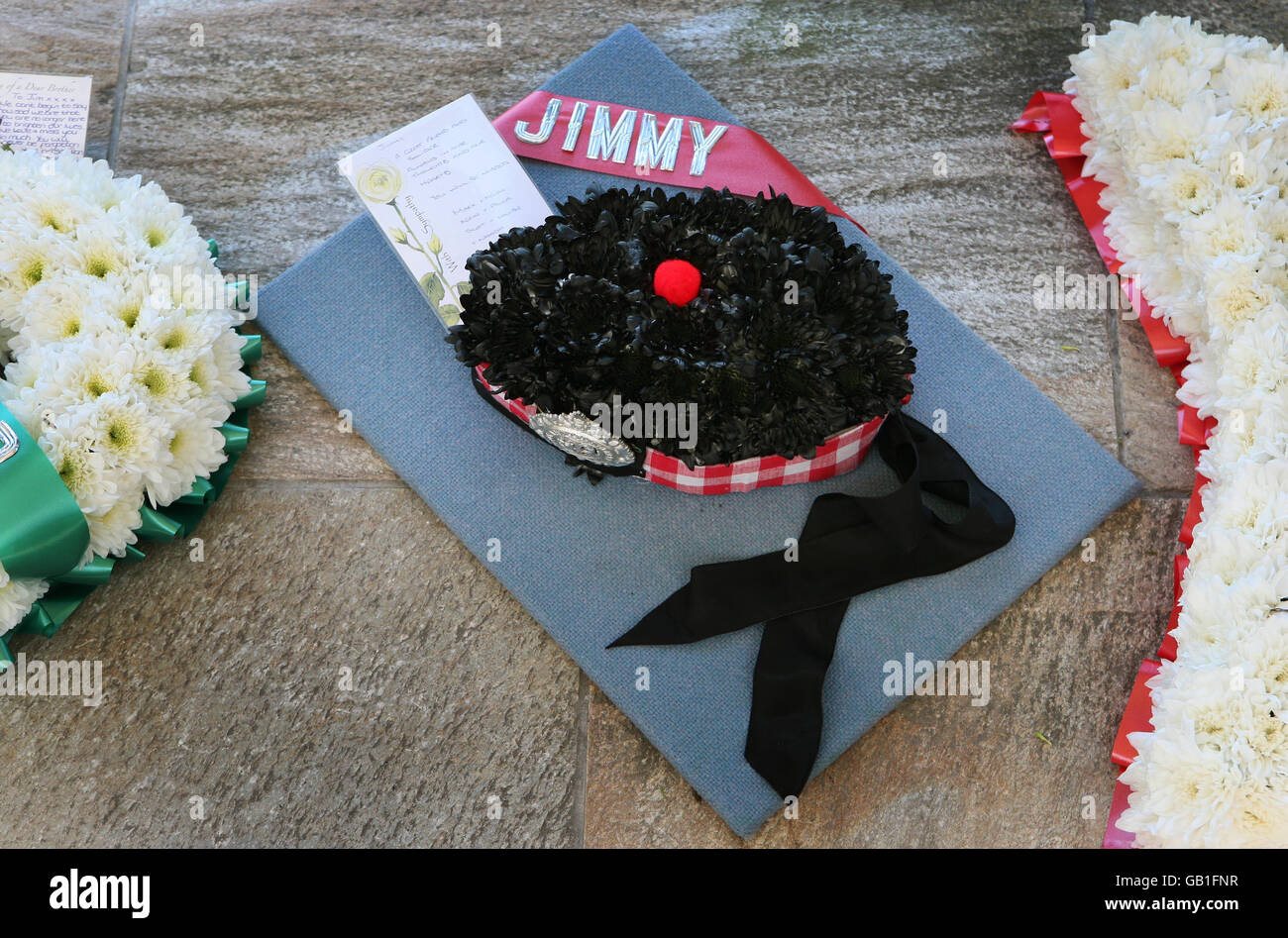 Blumen bei der Beerdigung von Lance Corporal James 'Jimmy' Johnson vom 5. Bataillon der B Company des Royal Regiment of Scotland, im Barham Crematorium in der Nähe von Canterbury, Kent. Stockfoto