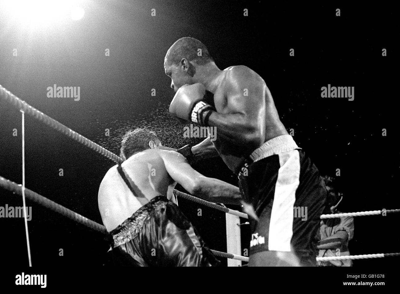 Boxen - WBC Cruiserweight Championship - Carlos de Leon / Sammy Reeson - London Arena. Sammy Reeson, links, nimmt Carlos de Leon einen soliden Schlag. Stockfoto
