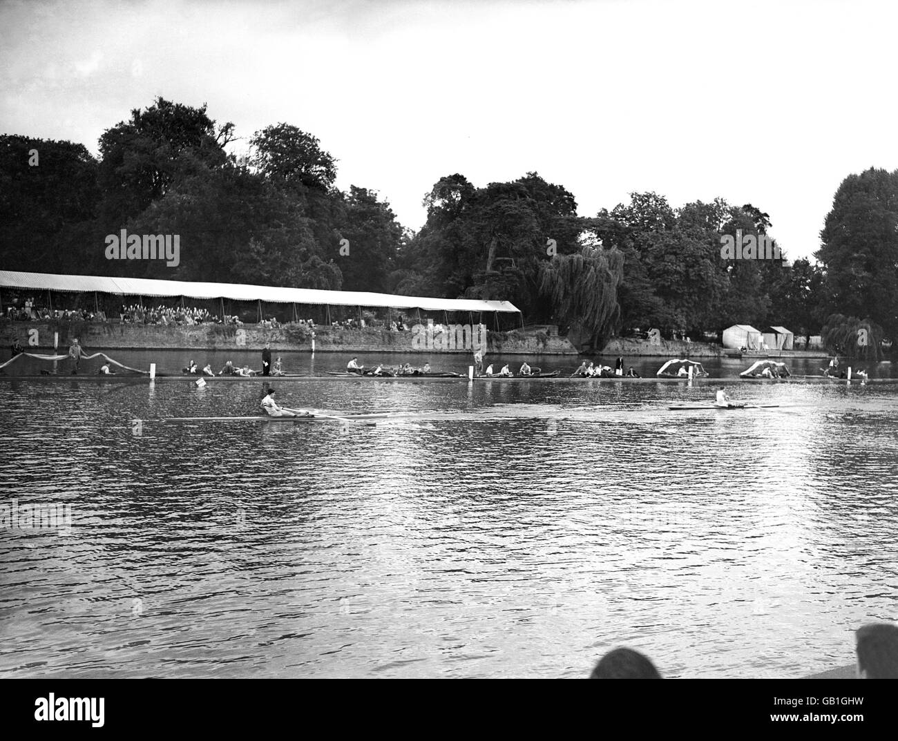 Heat 2 in der ersten Runde der Single Sculls Rudern. Anthony Rowe gewinnt für Großbritannien vor Hans Keller aus der Schweiz. Stockfoto