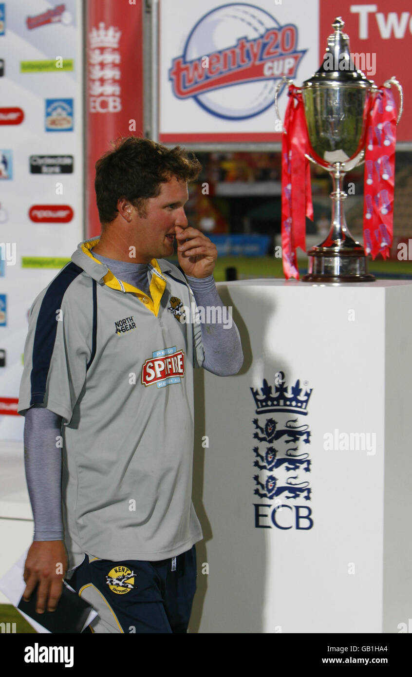 Robert Key, Kapitän von Kent Spitfires, geht am Pokal vorbei, nachdem er beim Twenty20-Pokalfinale im Rose Bowl in Southampton verloren hat. Stockfoto