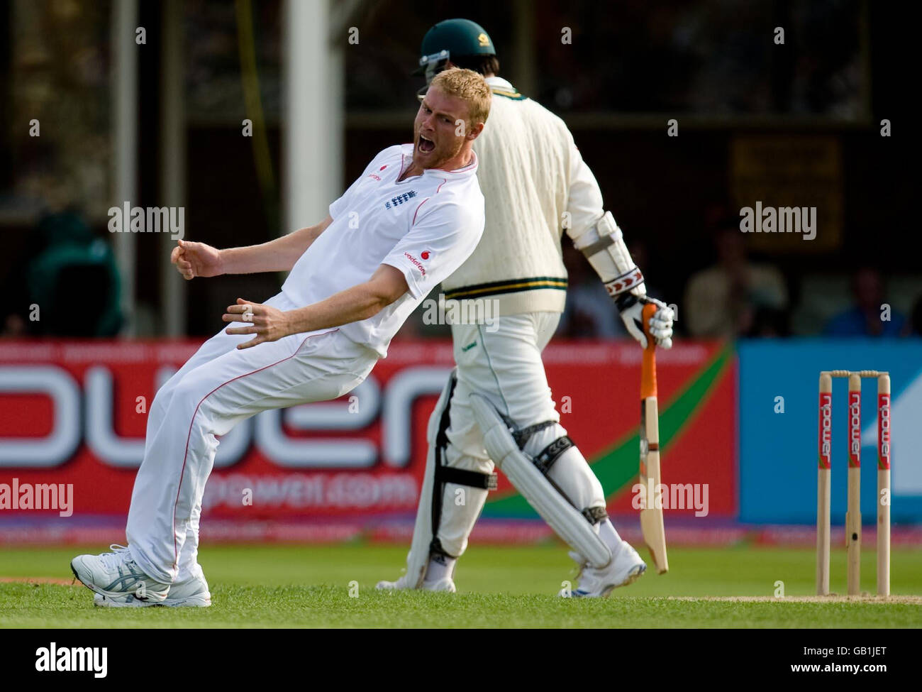 Der Engländer Andrew Flintoff feiert den Abberufenen südafrikanischen Kapitän Graeme Smith für 7 Läufe während des dritten Testmatches in Edgbaston, Birmingham. Stockfoto