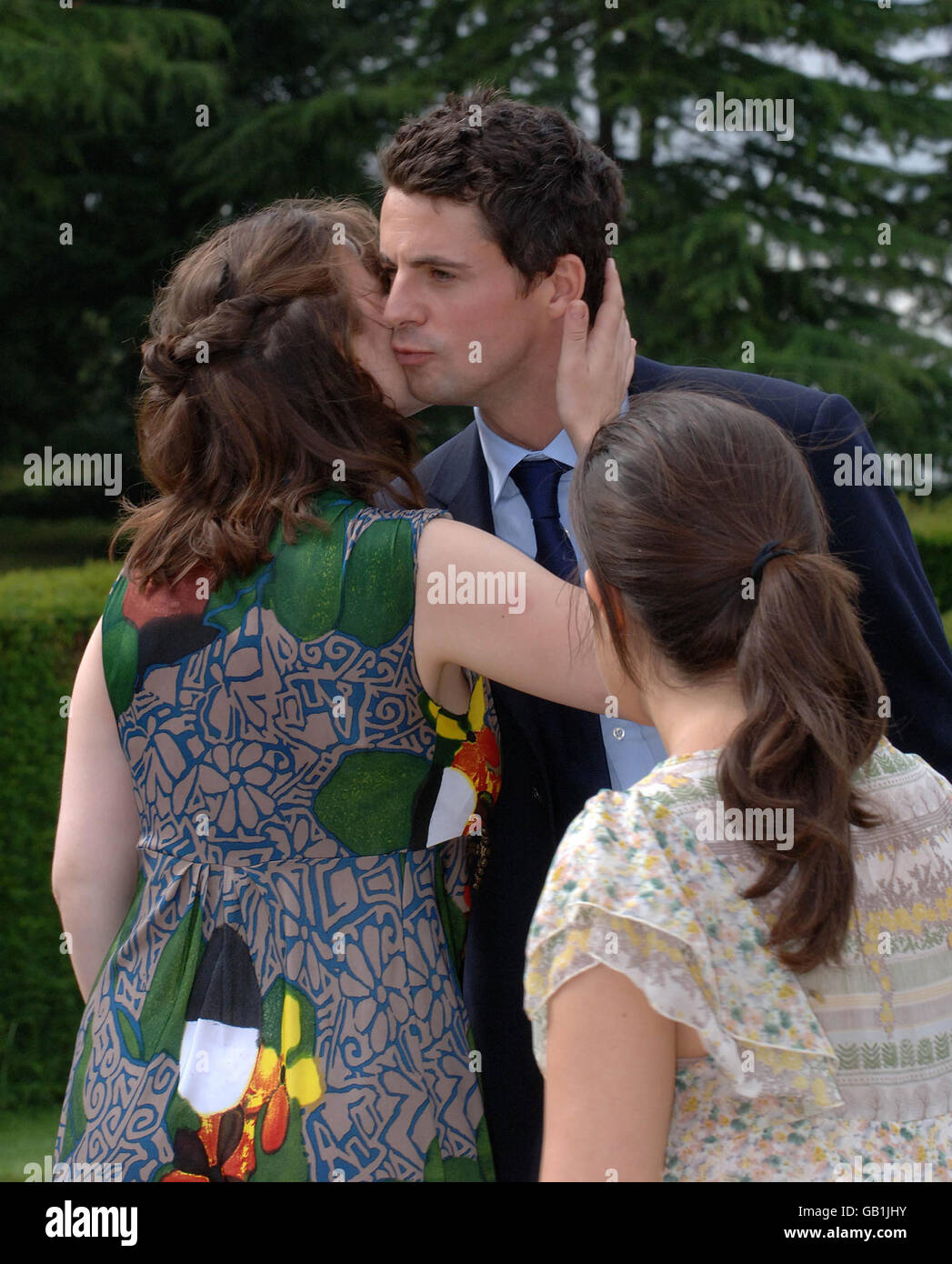 Die Schauspielerin Hayley Atwell, die Julia Flyte spielt, erhält einen Kuss von Matthew Goode, der Charles Ryder in der kommenden Filmversion von Brideshead Revisited spielt, sitzt am Brunnen auf dem Gelände von Castle Howard, North Yorkshire, einem der Drehorte. Stockfoto