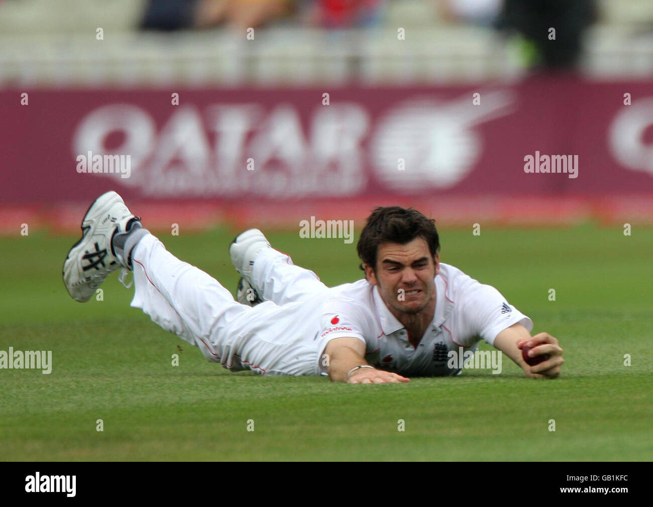 Der Engländer James Anderson lässt sich beim dritten Testspiel in Edgbaston, Birmingham, von seinem eigenen Bowling abfangen, um die südafrikanische Hashim Amla für 9 Läufe zu bewicket. Stockfoto