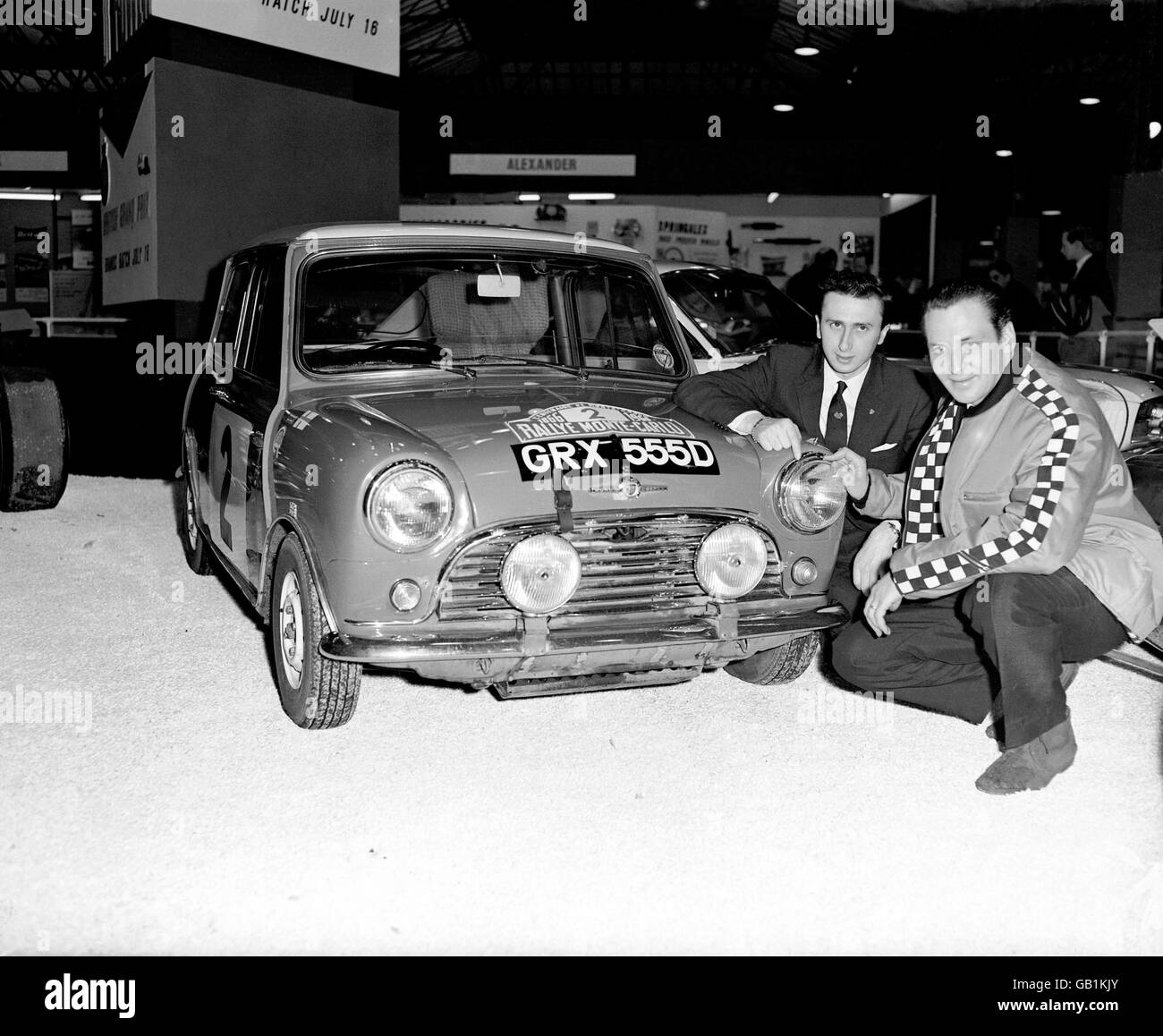 Timo Makinen (r) und sein Beifahrer Paul Easter (l) mit ihrem Mini Cooper, der nach dem Sieg bei der Rallye Monte Carlo wegen Scheinwerferunregelmäßigkeiten disqualifiziert wurde Stockfoto