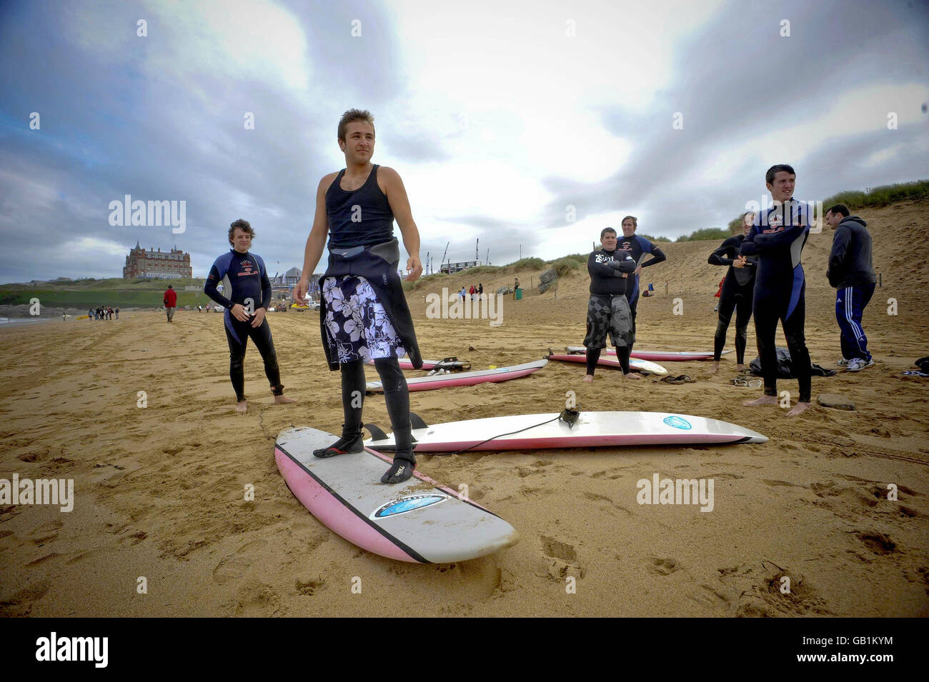 STANDALONE PHOTO EINE allgemeine Ansicht der Surfer am Fistral Beach, Newquay, am ersten Tag des einwöchigen Rip Curl Boardmasters Wettbewerbs. Stockfoto