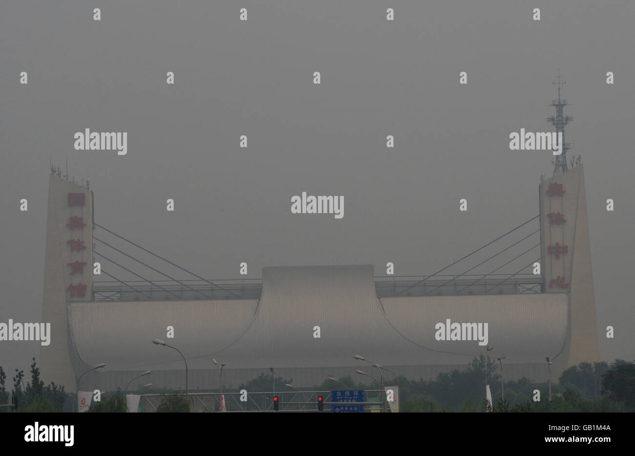 Olympische Spiele - Olympische Spiele In Peking 2008. Smog hängt über dem Yingdon-Natatorium des Nationalen Olympischen Sportzentrums in Peking, China. Stockfoto