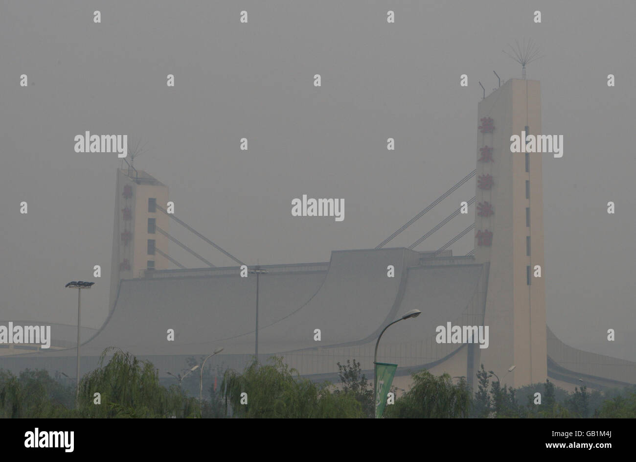 Eine allgemeine Ansicht des Smog, der über dem olympischen Sportzentrum Gymnasium in Beijing, China hängt. Stockfoto