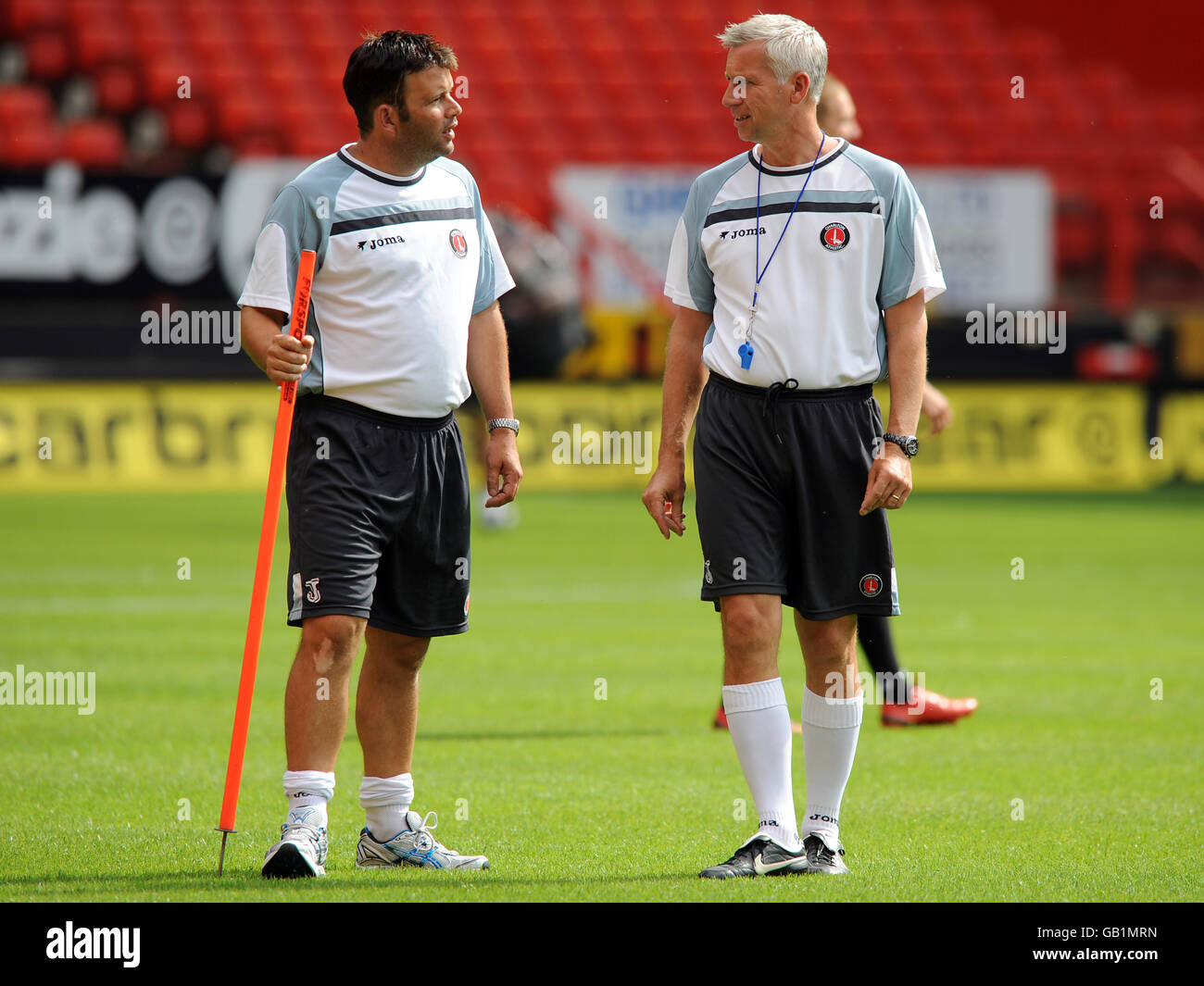 Fußball - Coca-Cola Football League Championship - Charlton Athletic Training - The Valley. Charlton Athletic Performance Director Niall Clark (l) chattet mit Manager Alan Pardew Stockfoto