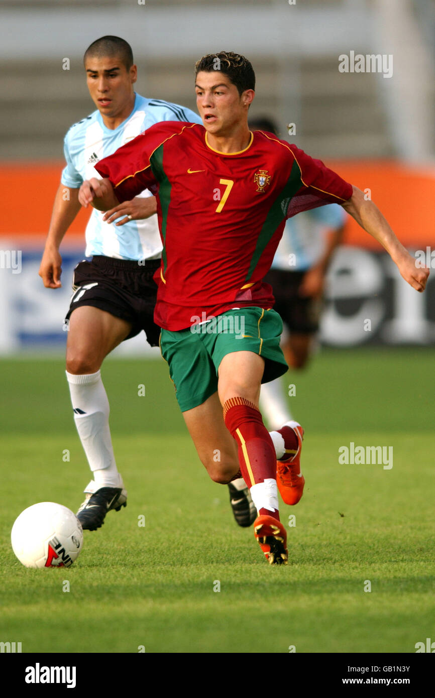 Der portugiesische Cristiano Ronaldo (L) wird von Argentinien unter Druck gesetzt David Mendez (R) Stockfoto