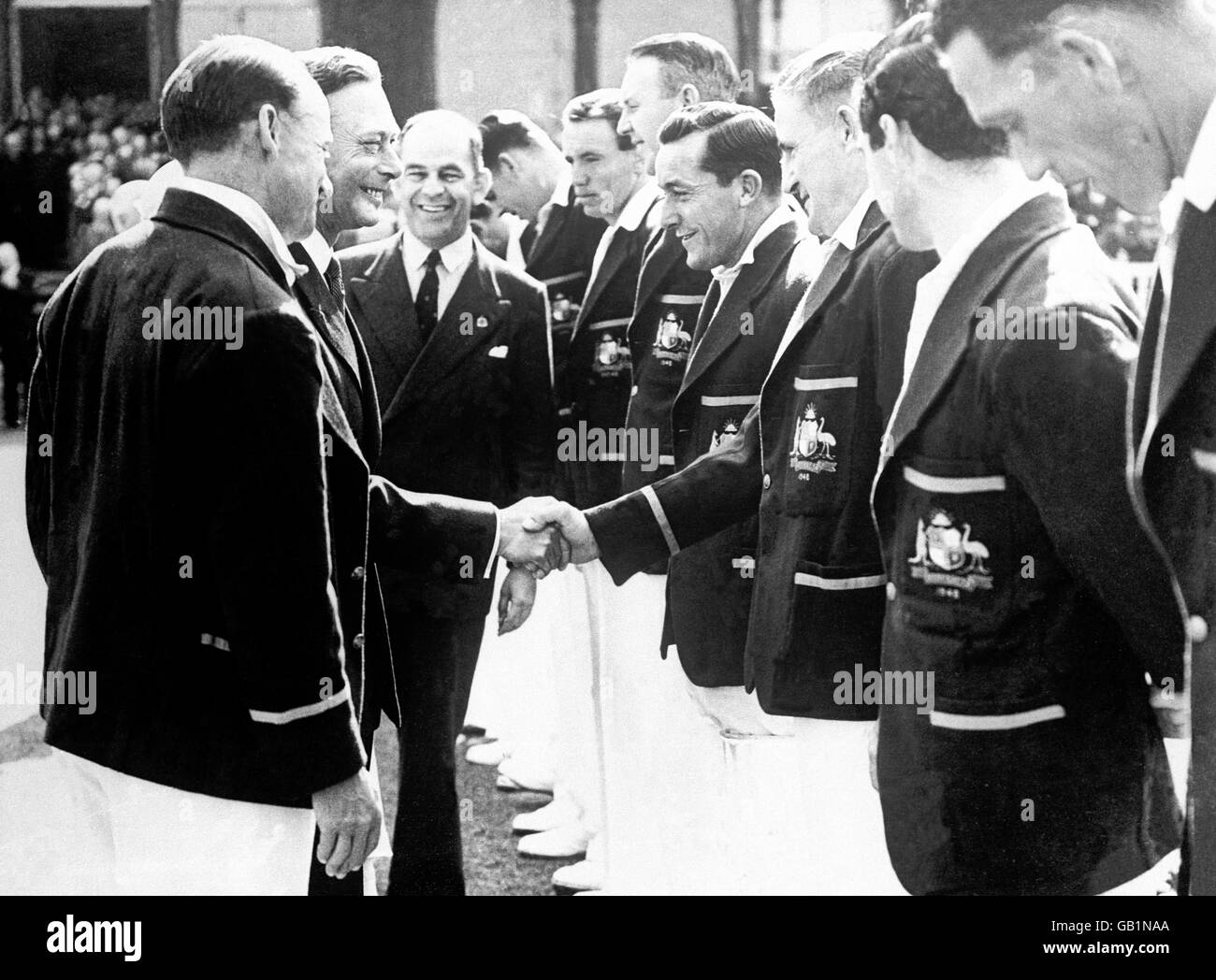 Cricket - Middlesex V Australien. Der König schüttelt die Hände mit Colin McCool stellt Don Bradman das Team vor. Stockfoto