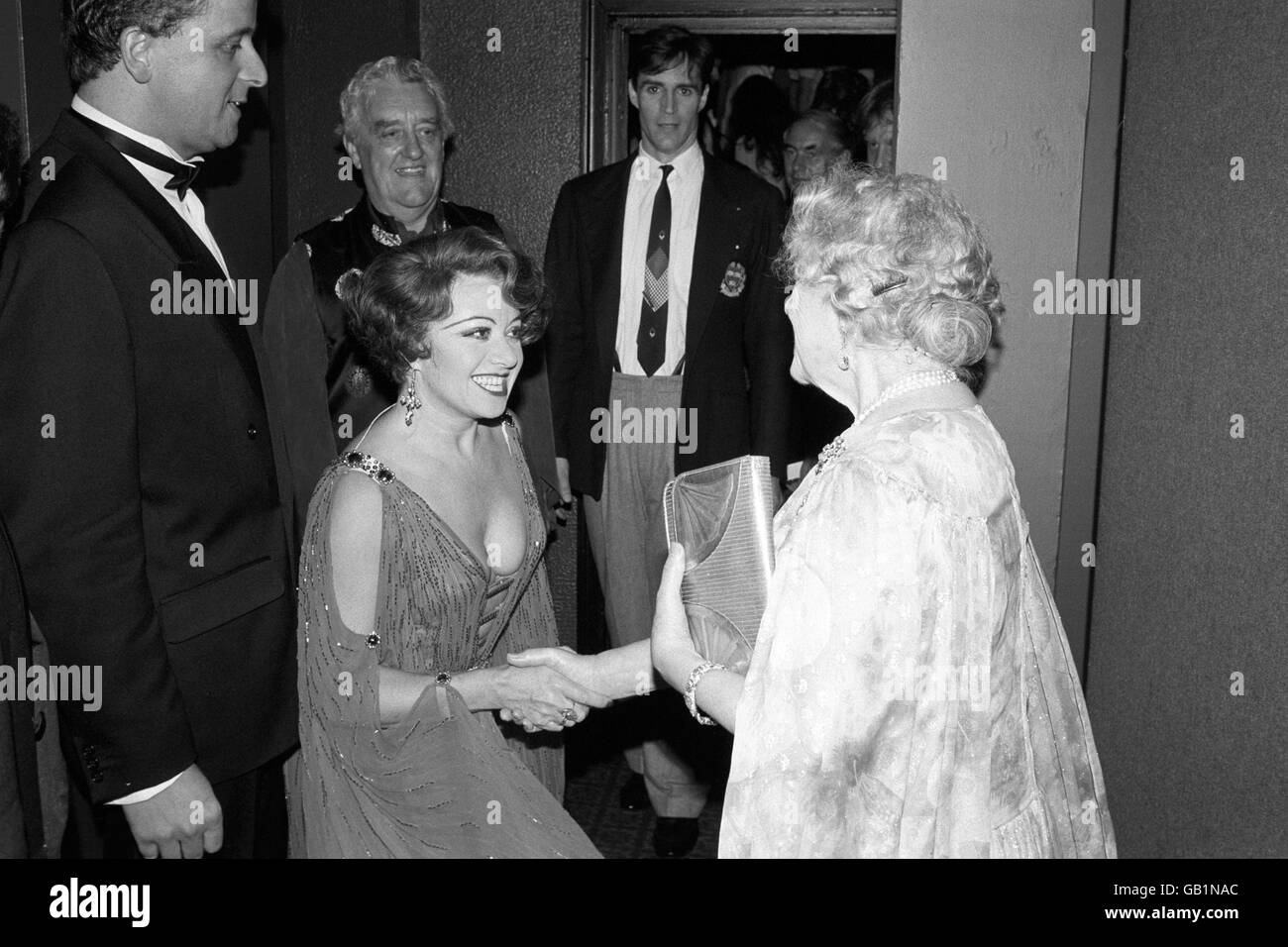 Die Queen Mother rundete ihre 89. Geburtstagsfeier ab und trifft die Stars der Show "Anything goes", nachdem sie eine Aufführung im Londoner West End gesehen hatte. Elaine Paige (c), Bernard Gibbins (zweiter von links) und Howard McGillin (r) sind ebenfalls abgebildet. Stockfoto