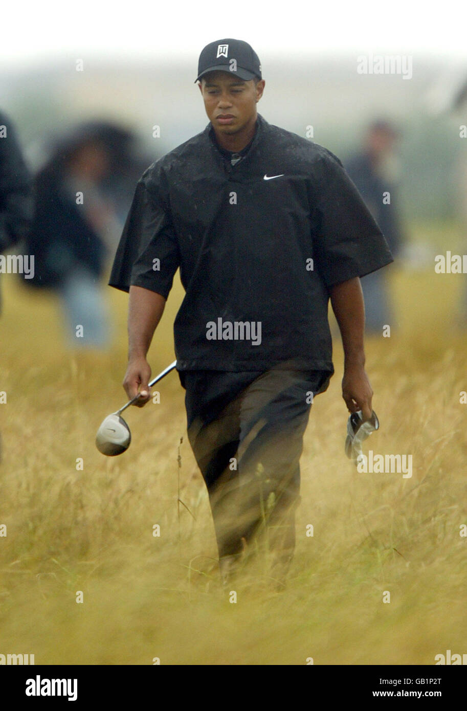 Golf - The Open Golf Championship - Sandwich - Erste Runde. Tiger Woods jagt auf dem ersten Fairway nach seinem verlorenen Ball Stockfoto