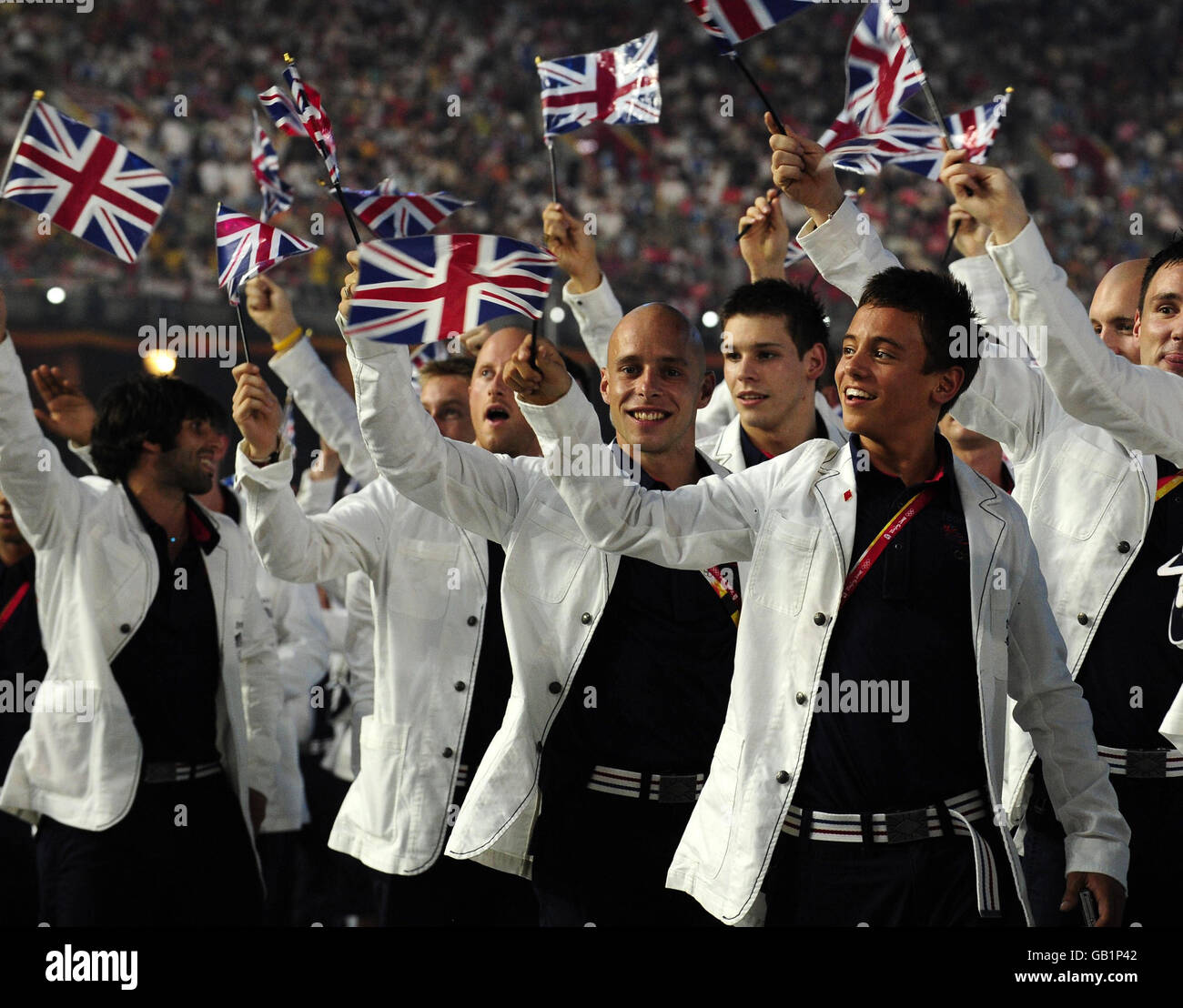 Großbritannien Tom Daley (rechts) während der Eröffnungszeremonie der Olympischen Spiele 2008 in Peking im Nationalstadion in Peking, China. Stockfoto