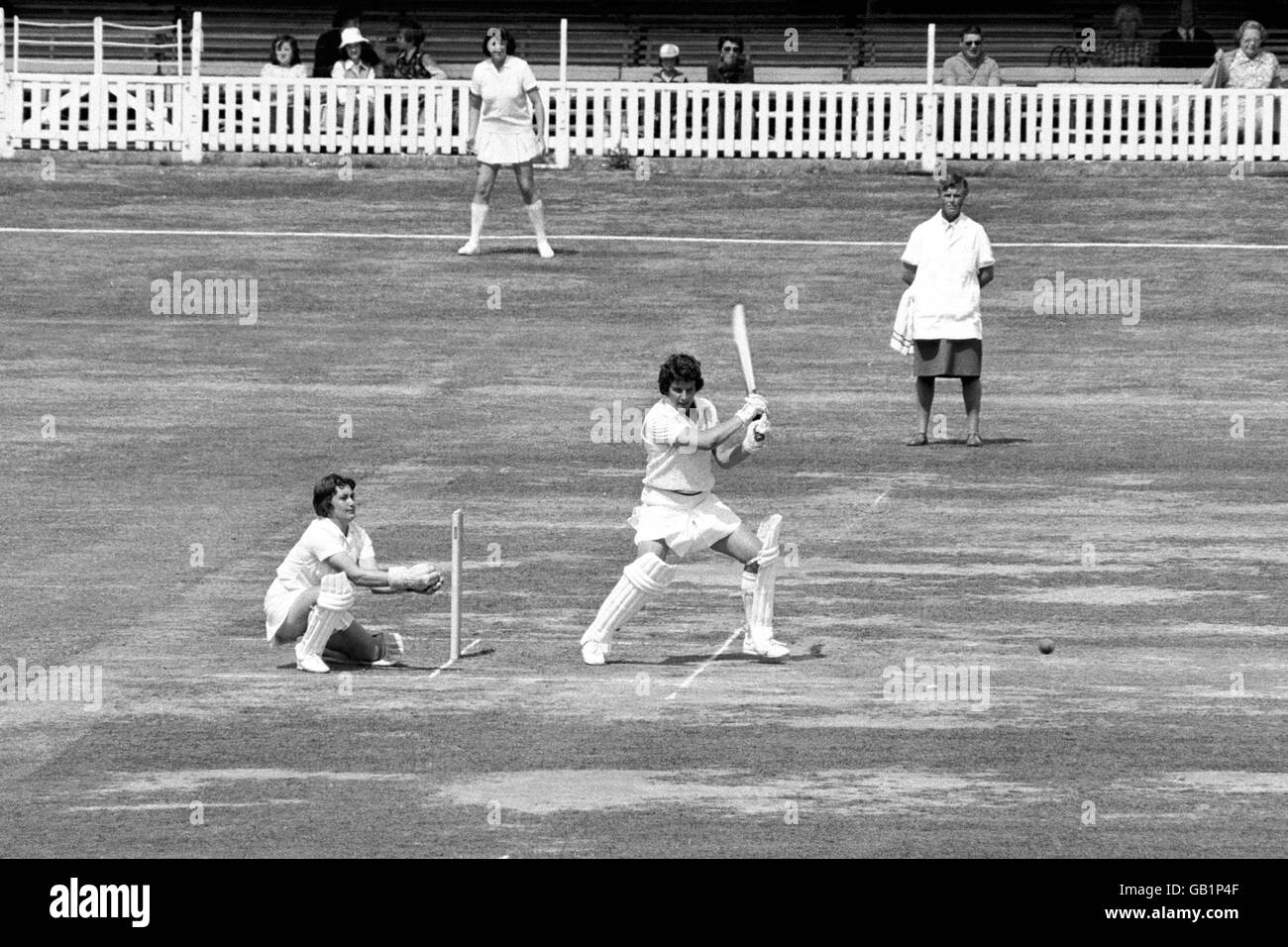 Der australische S Tredrea (r) schneidet einen Ball von der englischen E Bakewell (aus dem Bild) ab, beobachtet von England Wicketkeeper S Hodges (l), während des ersten Frauenmatches, das bei Lord's gespielt wird Stockfoto