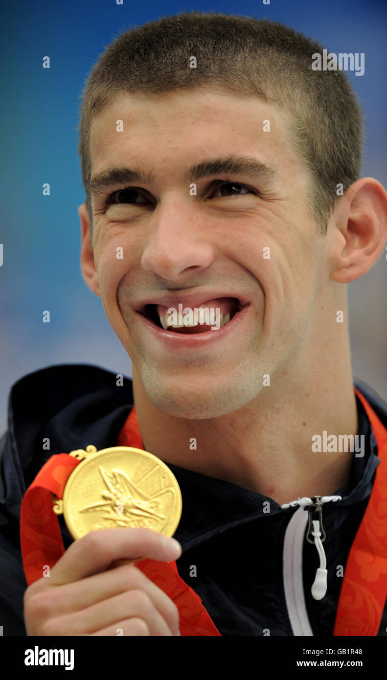 Der US-Amerikaner Michael Phelps zeigt seine Goldmedaille, die er bei den Olympischen Spielen 2008 in Peking im National Aquatics Center in der 200 Meter Freistil gewonnen hat. Stockfoto