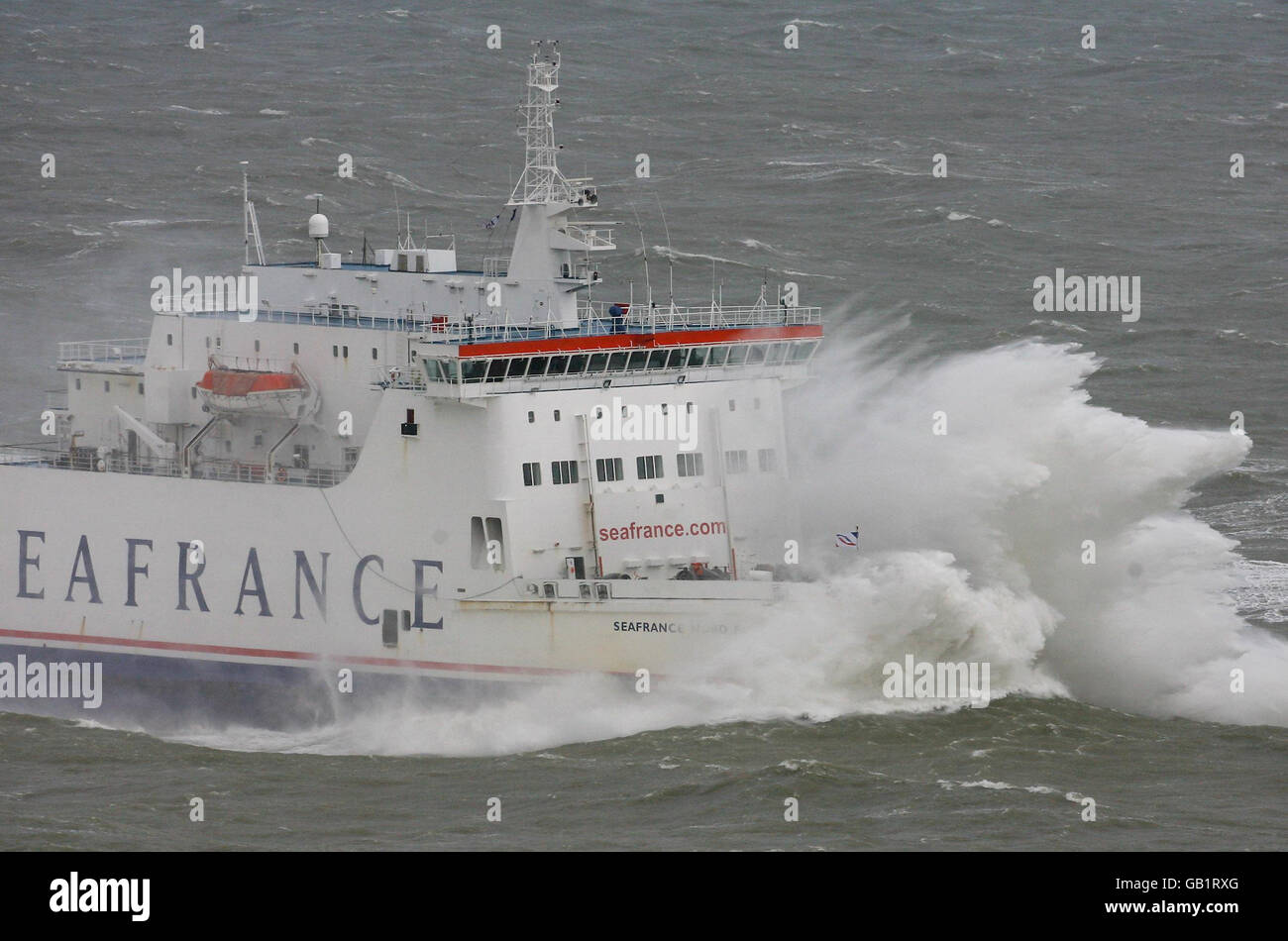 Eine Welle zieht die Fähre SeaFrance Nord Pas-De-Calais während ihrer Ankunft im Hafen von Dover in Kent in sich, während starke Winde den Service stören. Stockfoto